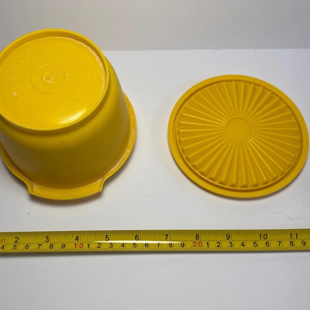 Tupperware Servalier Bowl Vintage 4in Yellow Good Sunburst Lid 808-11
